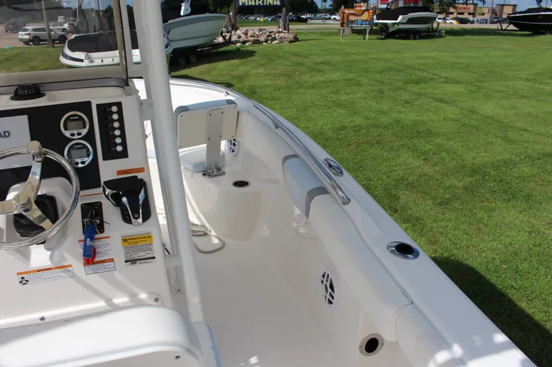 Slide: The Image of Robalo R222 2023 - 9