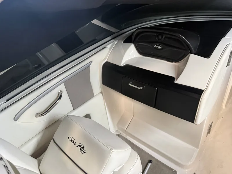 Slide: The Image of Sea Ray 250 2006 - 8