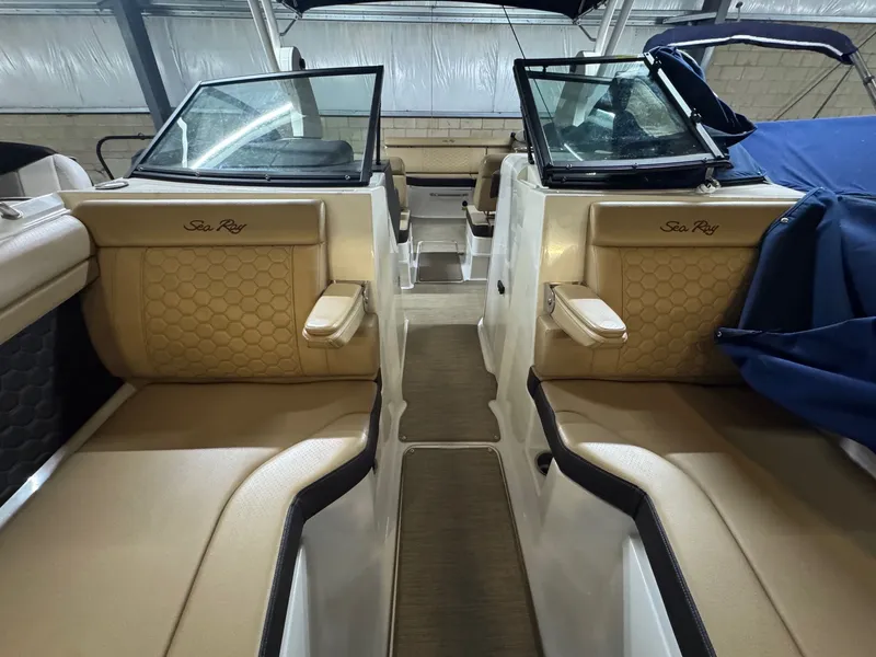 Slide: The Image of Sea Ray SDX 270 2020 - 14