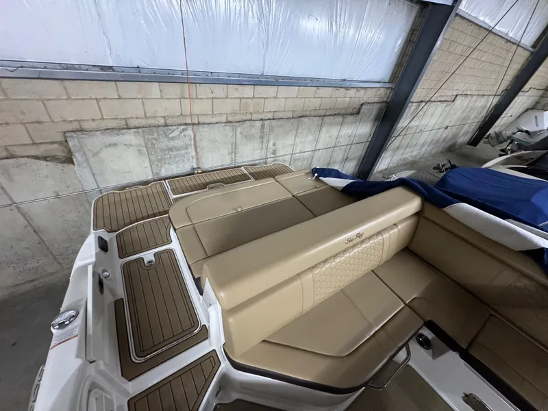 Slide: The Image of Sea Ray SDX 270 2020 - 17