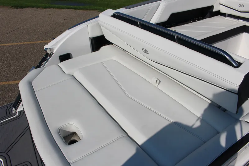 Slide: The Image of Cobalt R8 Surf 2025 - 15