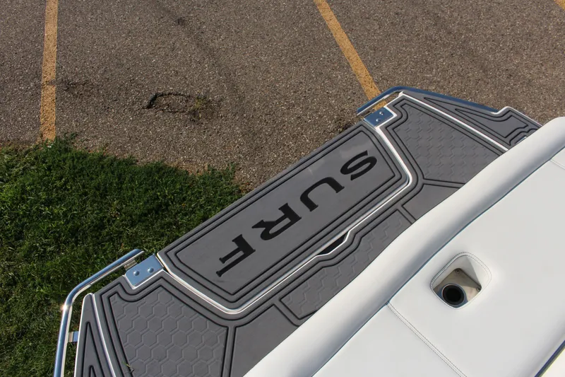 Slide: The Image of Cobalt R8 Surf 2025 - 16