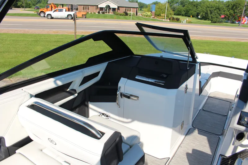 Slide: The Image of Cobalt R8 Surf 2025 - 18