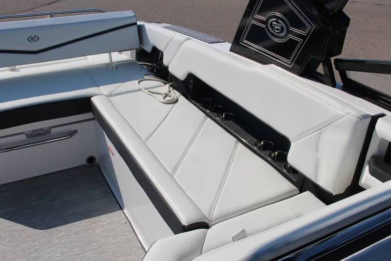 Slide: The Image of Cobalt R8 Surf 2025 - 35