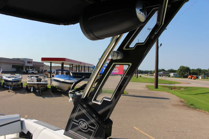 Slide: The Image of Cobalt R8 Surf 2025 - 37