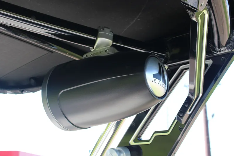 Slide: The Image of Cobalt R8 Surf 2025 - 38