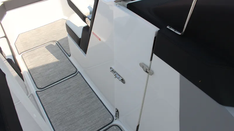 Slide: The Image of Cobalt R8 Surf 2025 - 73