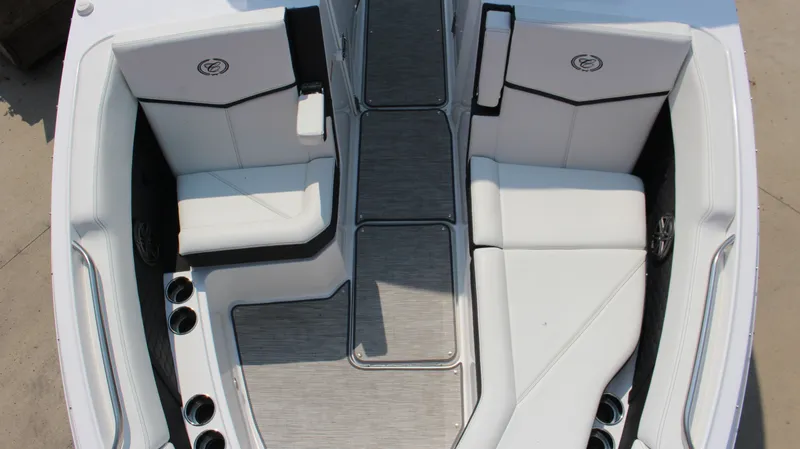 Slide: The Image of Cobalt R8 Surf 2025 - 76