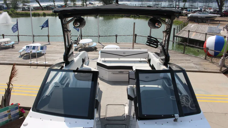 Slide: The Image of Cobalt R8 Surf 2025 - 80