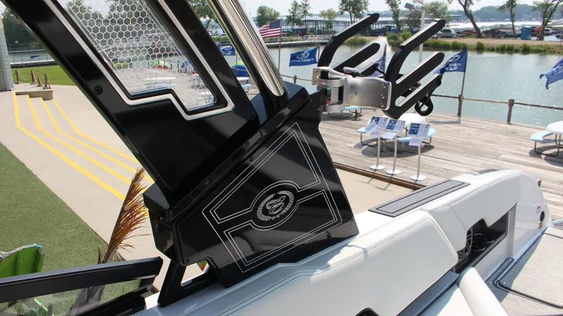 Slide: The Image of Cobalt R8 Surf 2025 - 82