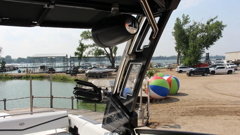 Slide: The Image of Cobalt R8 Surf 2025 - 83