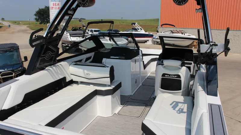 Slide: The Image of Cobalt R8 Surf 2025 - 84