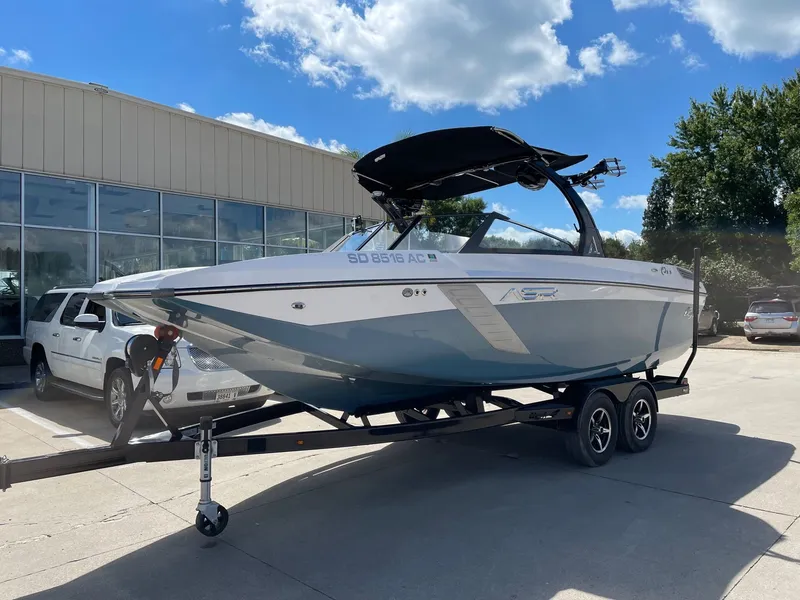 Slide: The Image of Tigé 2300 V Limited 2014 - 1