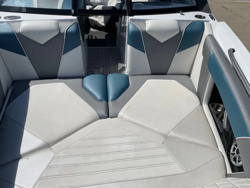 Slide: The Image of Tigé 2300 V Limited 2014 - 10