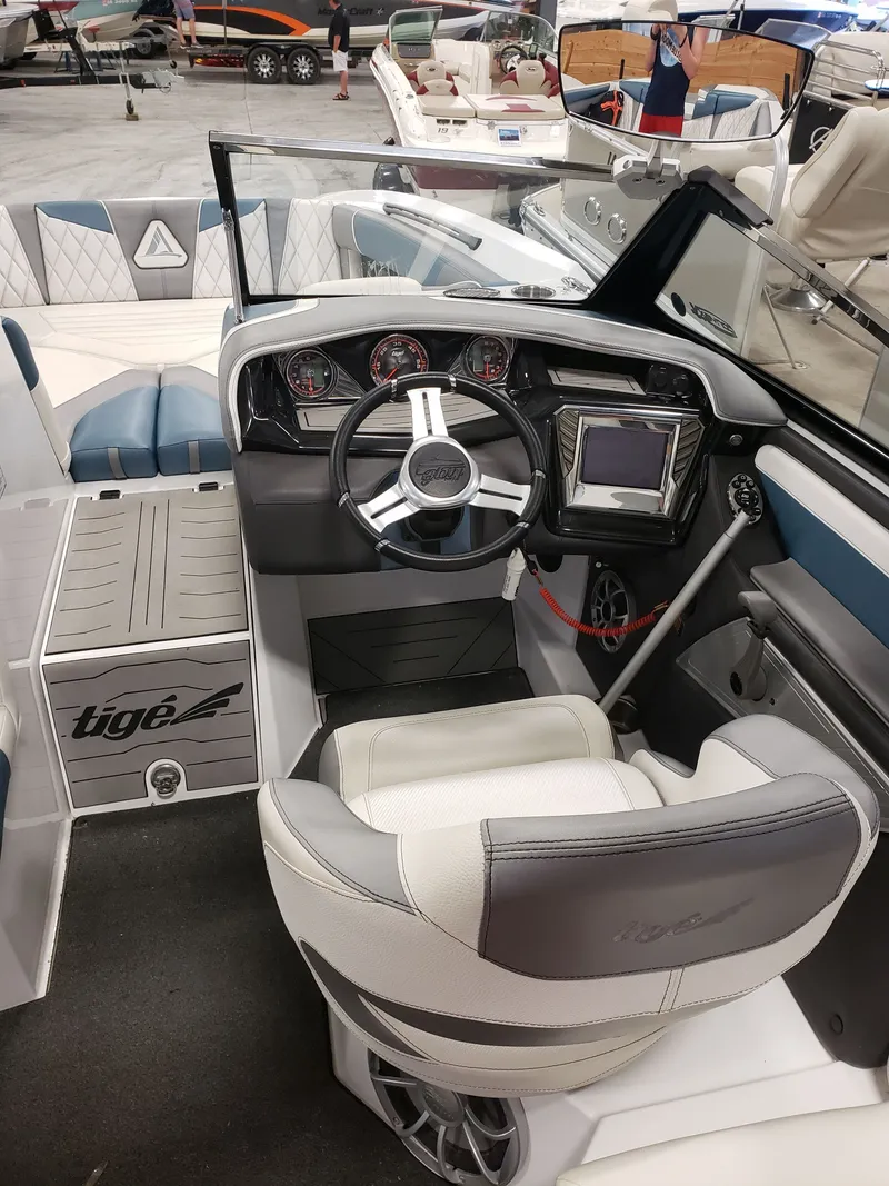 Slide: The Image of Tigé 2300 V Limited 2014 - 5