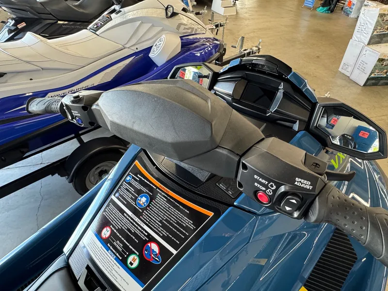 Slide: The Image of Yamaha VX CRUISER HO 2025 - 3