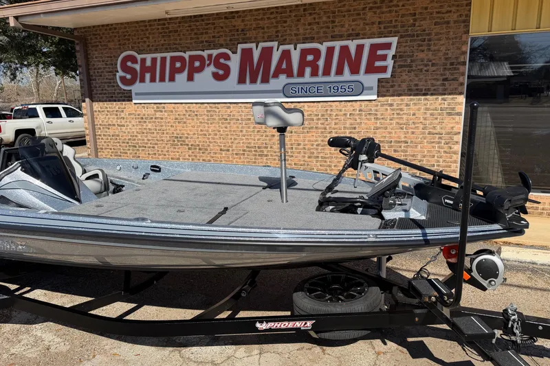 Slide: The Image of Phoenix 921 Elite X 2026 at Shipp's Marine. - 4