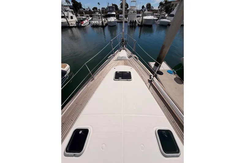 Slide: The Image of 2005 Beneteau Oceanis Clipper 423 yacht deck view in marina. - 20
