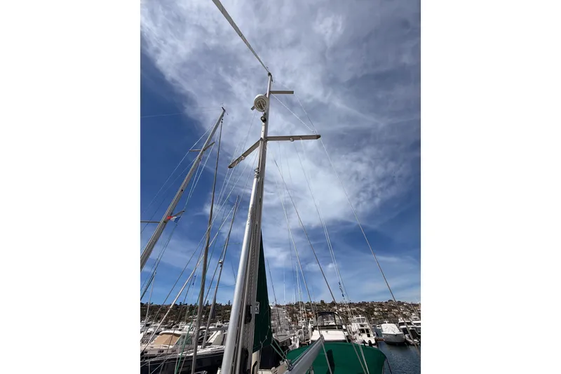Slide: The Image of Mast of 2005 Beneteau Oceanis Clipper 423 sailboat against a cloudy sky. - 27