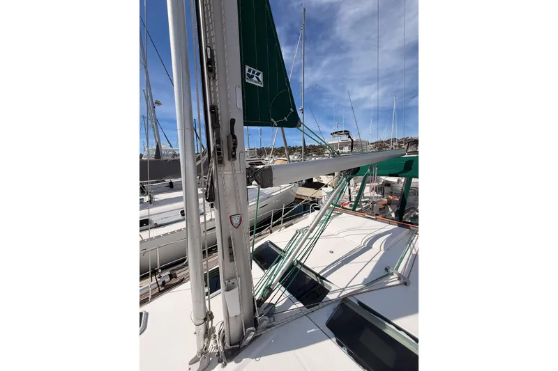 Slide: The Image of 2005 Beneteau Oceanis Clipper 423 sailboat mast and rigging in marina. - 28
