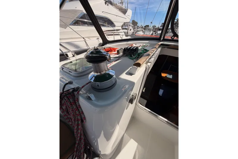 Slide: The Image of 2005 Beneteau Oceanis Clipper 423 yacht deck with winch and ropes. - 36