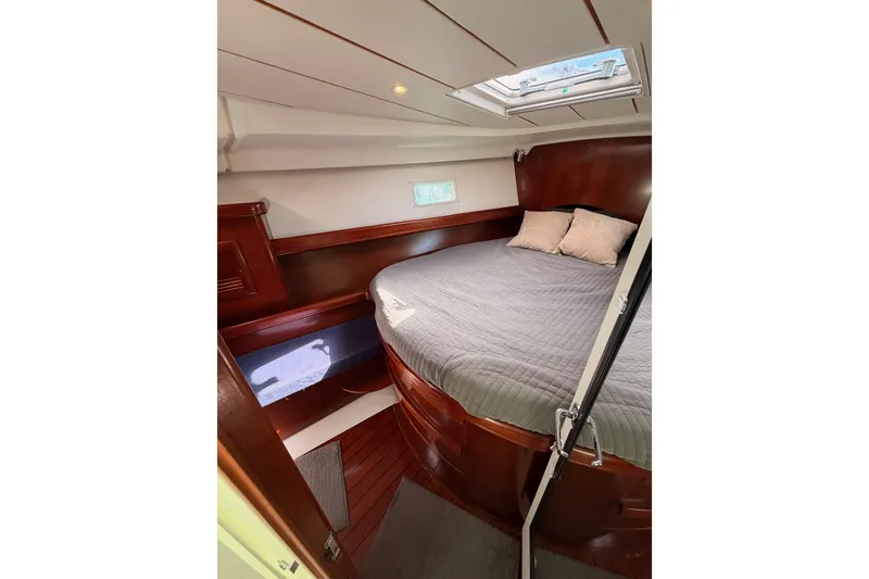 Slide: The Image of Luxurious cabin interior of 2005 Beneteau Oceanis Clipper 423 yacht with cozy bedding. - 66