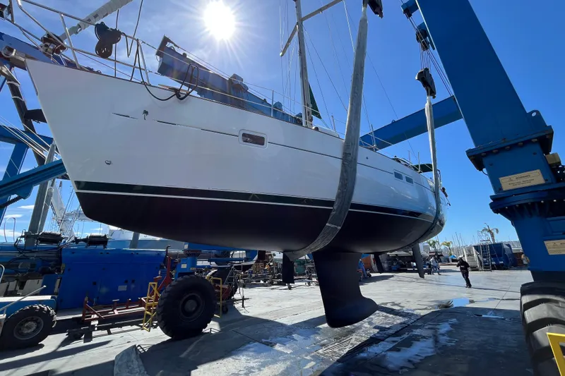 Slide: The Image of 2005 Beneteau Oceanis Clipper 423 sailboat in dry dock under bright sun. - 79