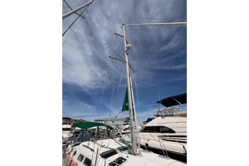 Slide: The Image of 2005 Beneteau Oceanis Clipper 423 sailboat with mast against a cloudy sky. - 9