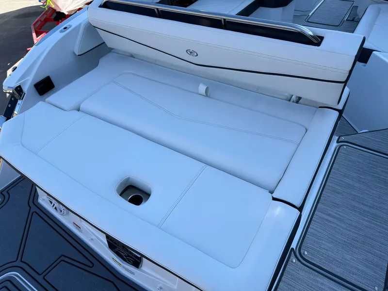 Slide: The Image of Cobalt R6 Surf 2026 - 1002