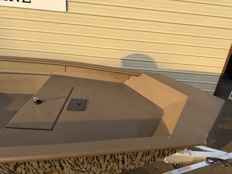 Slide: The Image of Xpress HD16DBX 2026 boat deck in sunlight. - 4