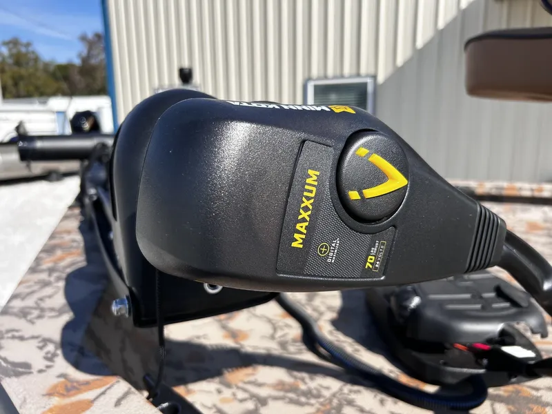 Slide: The Image of Close-up of a Maxxum motor on a 2026 Xpress H20B Bay. - 13