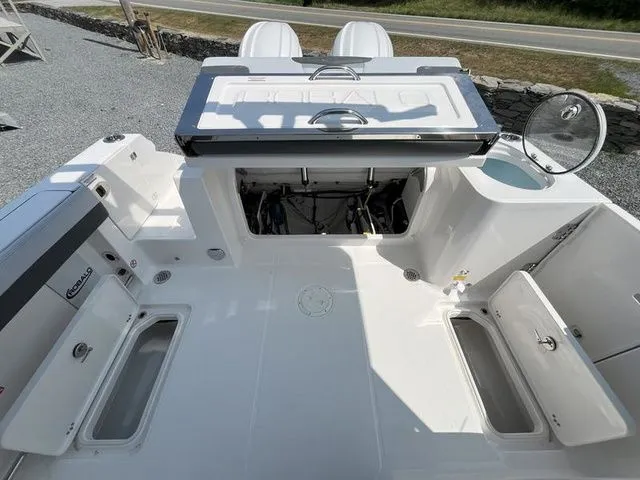 Slide: The Image of Robalo R257 Dual Console 2026 - 4