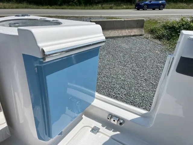 Slide: The Image of Robalo R257 Dual Console 2026 - 6