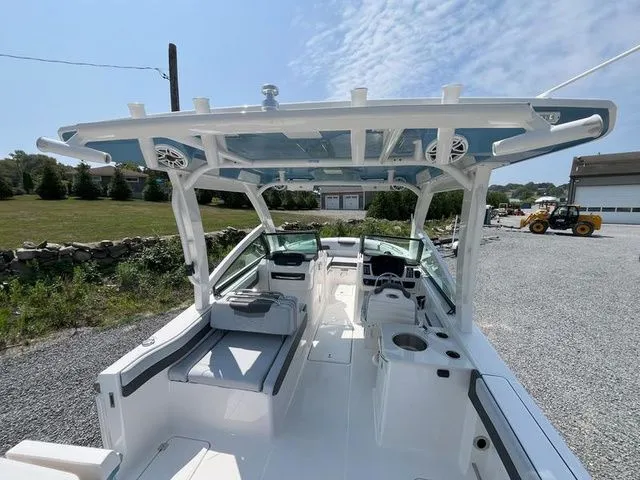 Slide: The Image of Robalo R257 Dual Console 2026 - 8