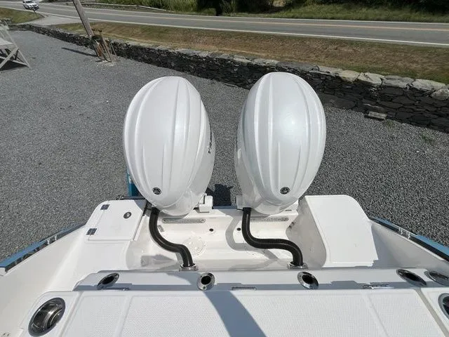 Slide: The Image of Robalo R257 Dual Console 2026 - 9