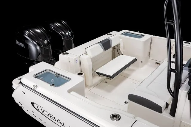 Slide: The Image of Robalo R300 Center Console 2026 - 15