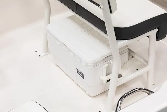 Slide: The Image of Robalo R160 Center Console 2026 - 4