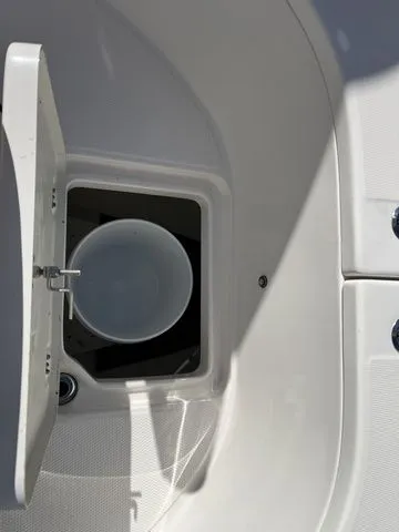 Slide: The Image of Robalo R222 2025 - 11