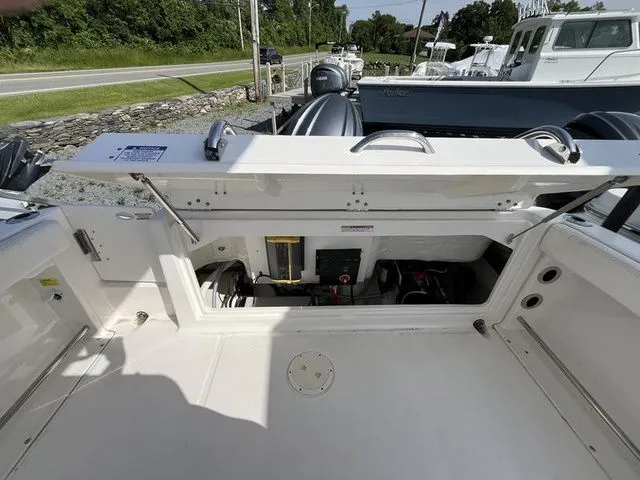 Slide: The Image of Robalo R222 2025 - 4