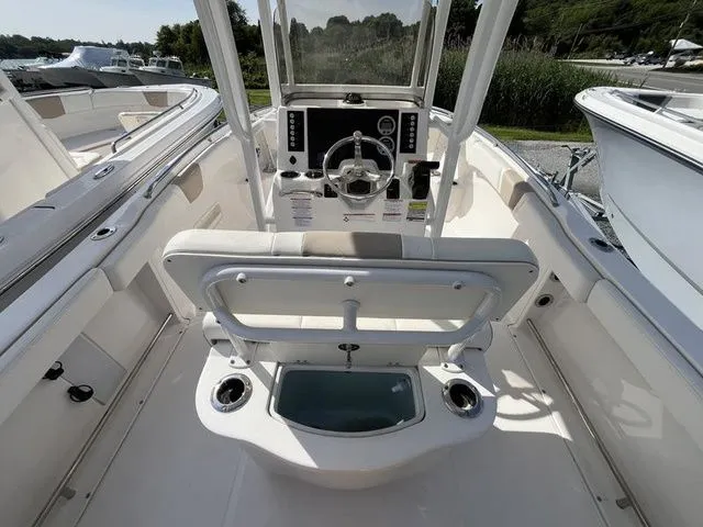 Slide: The Image of Robalo R222 2025 - 5