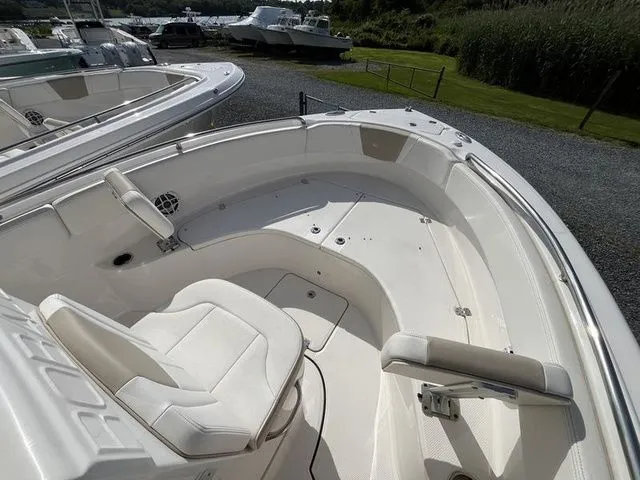 Slide: The Image of Robalo R222 2025 - 8