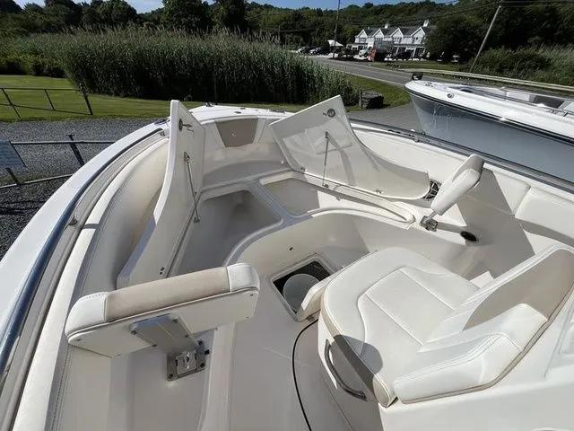 Slide: The Image of Robalo R222 2025 - 9