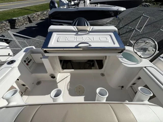 Slide: The Image of Robalo R230 Center Console 2024 - 5