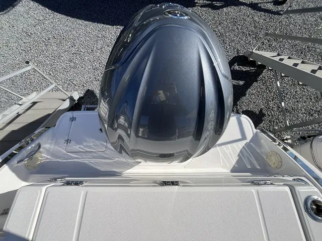 Slide: The Image of Robalo R230 Center Console 2024 - 6