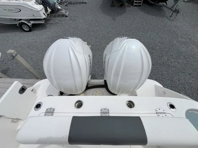 Slide: The Image of Robalo R302 Center Console 2024 - 5