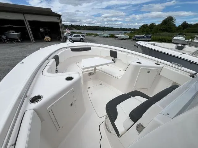 Slide: The Image of Robalo R302 Center Console 2024 - 9
