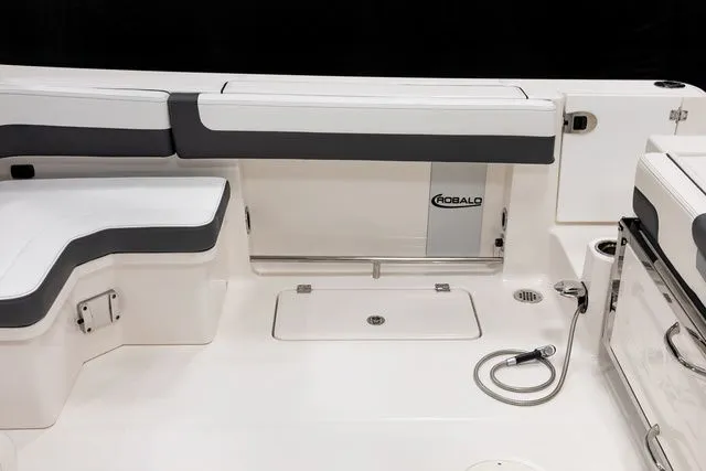 Slide: The Image of Robalo R277 2026 - 18