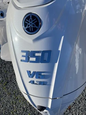 Slide: The Image of Robalo R257 Dual Console 2026 - 21