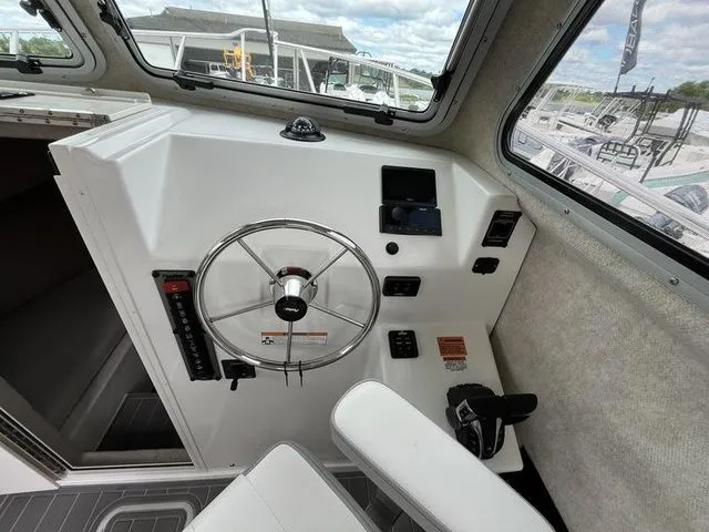 Slide: The Image of Parker Marine 2820 XLD 2024 - 8