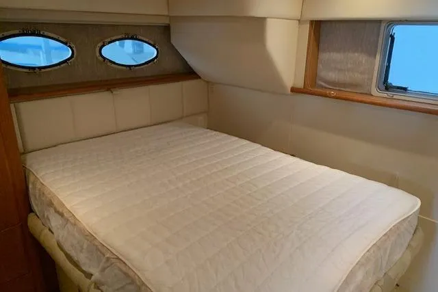 Slide: The Image of Interior cabin of a 1998 Silverton 372 Motor Yacht with a comfortable bed. - 42